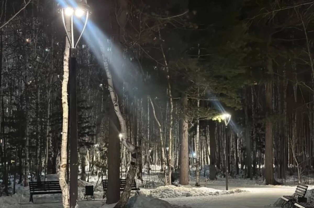    В сквере провели освещение.