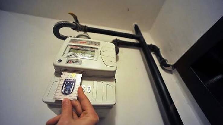 Счетчик на газ у входной двери в квартиру в Анкаре. Фото из интернета.