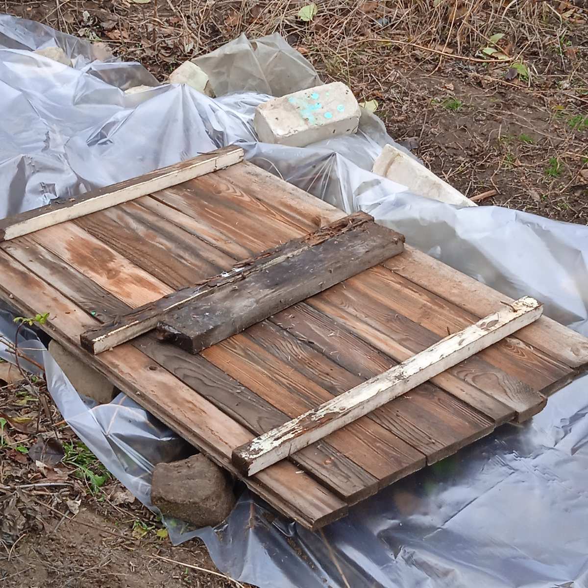 Купили плёнку двухслойную и сверху щитов накидали деревянных чтоб ветер не истрепал её