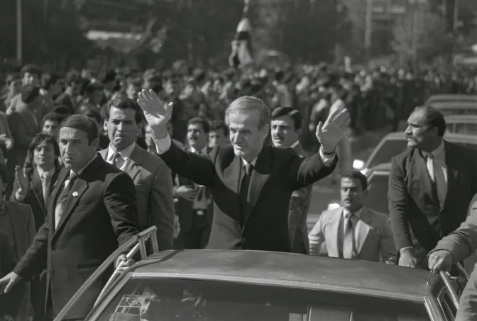 Покойный президент Сирии Хафез Асад машет рукой из своей машины ликующей толпе на улицах Дамаска по случаю 16-й годовщины движения, которое привело его к власти 16 ноября 1987 года. Али Джарекджи/Reuters.