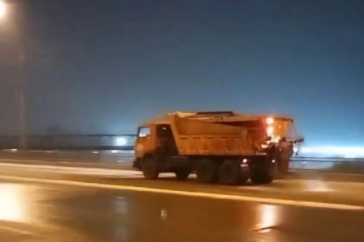    В Астрахани дороги обработали от гололеда на городских мостах