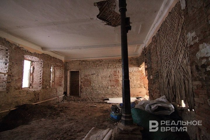 В Менделеевске второй год протекает реконструкция здания заводской конторы товарищества «П.К. Ушков и Ко», которое относится к перечню ОКН. Михаил Захаров / realnoevremya.ru