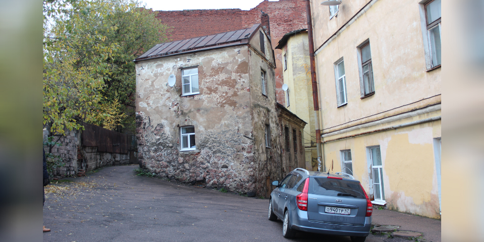 Кто живет в самом старом доме в России