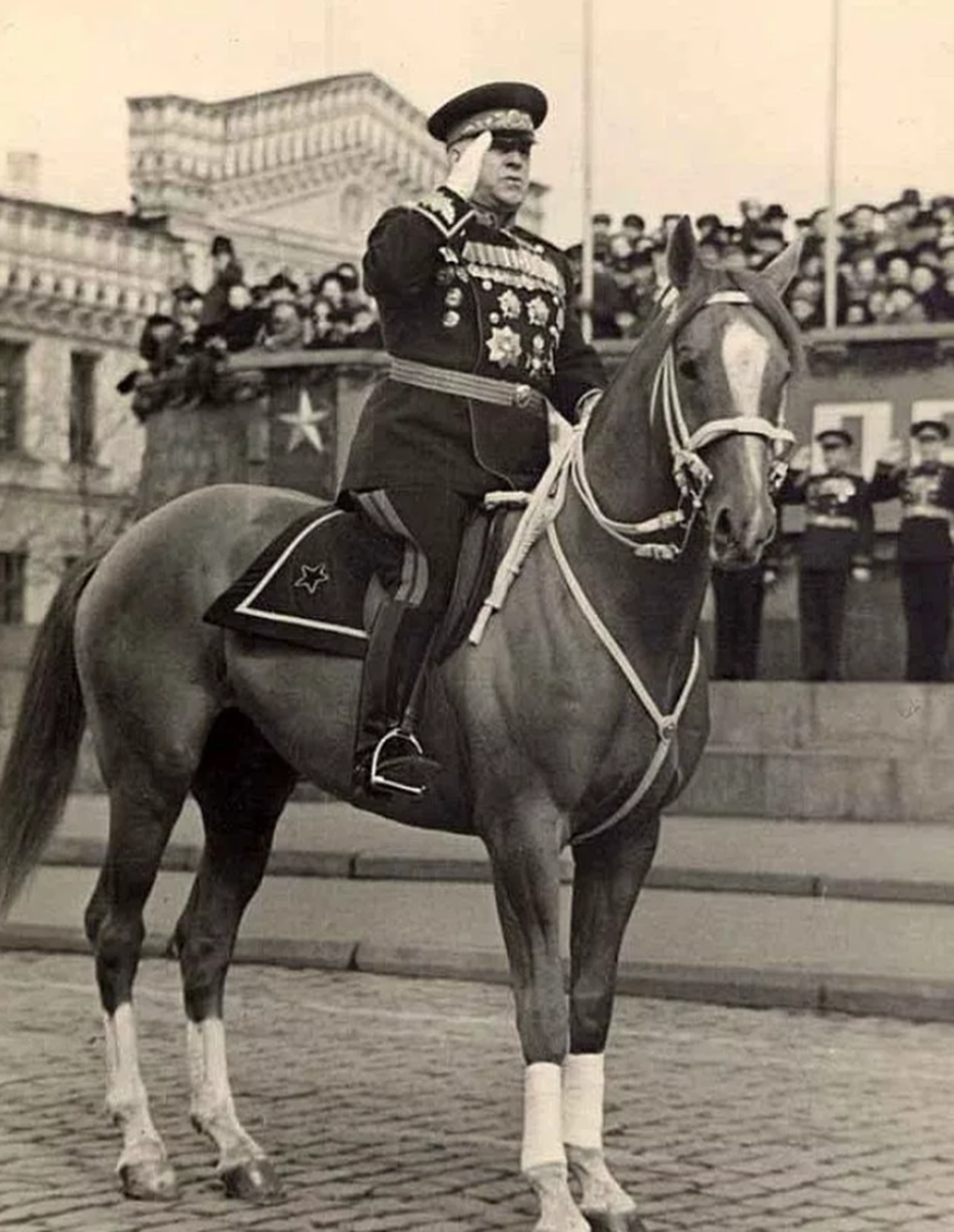 Маршал Советского Союза Жуков принимает Парад Победы в Москве. 24 июня 1945 года