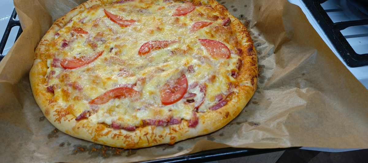 Пицца с колбасой