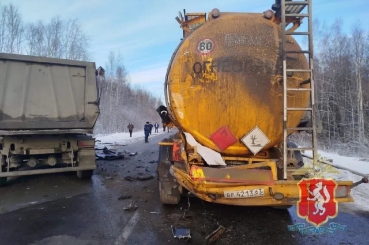    Уральскую трассу перекрыли из-за ДТП с бензовозом и разливом топлива