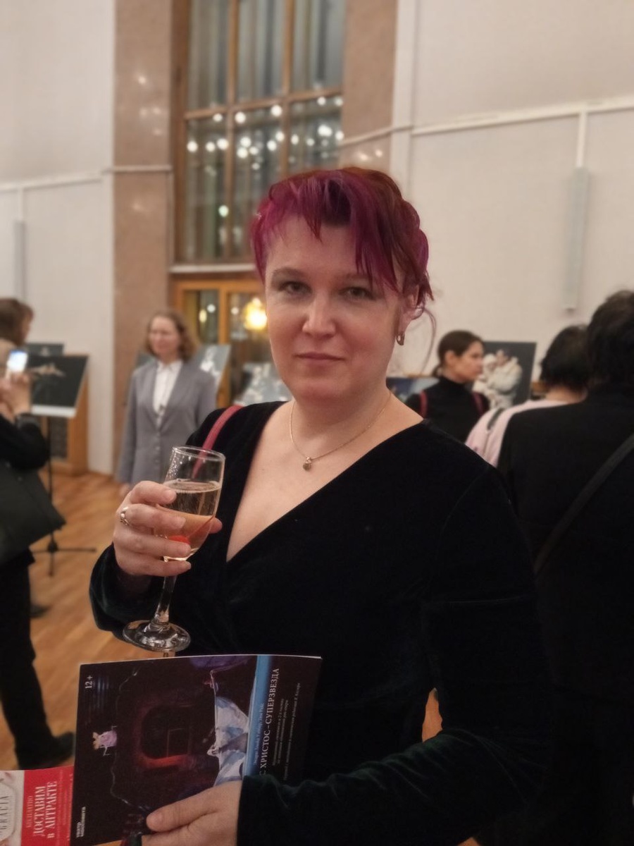 В театре полгода назад. Вообще, конечно, в театры надо ходить чаще, чем раз в полгода.