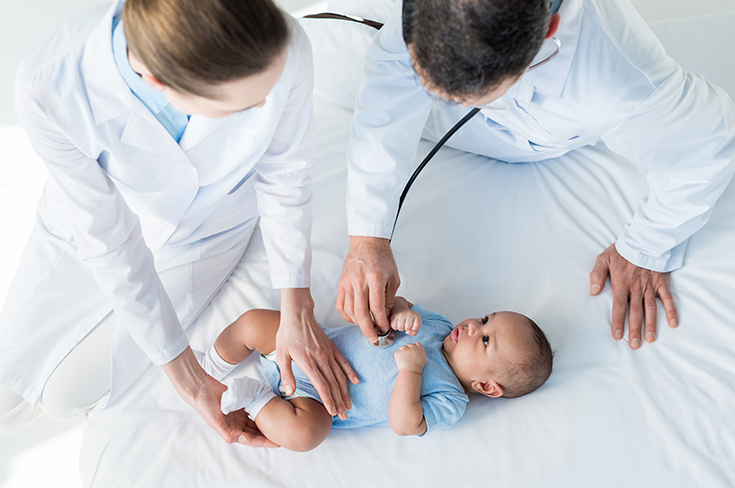 Педиатры обращают частично внимание на то, как развиваются реакции ребенка (танцует ли он под музыку, реагирует ли на посторонних не так, как на родных, и т.д.