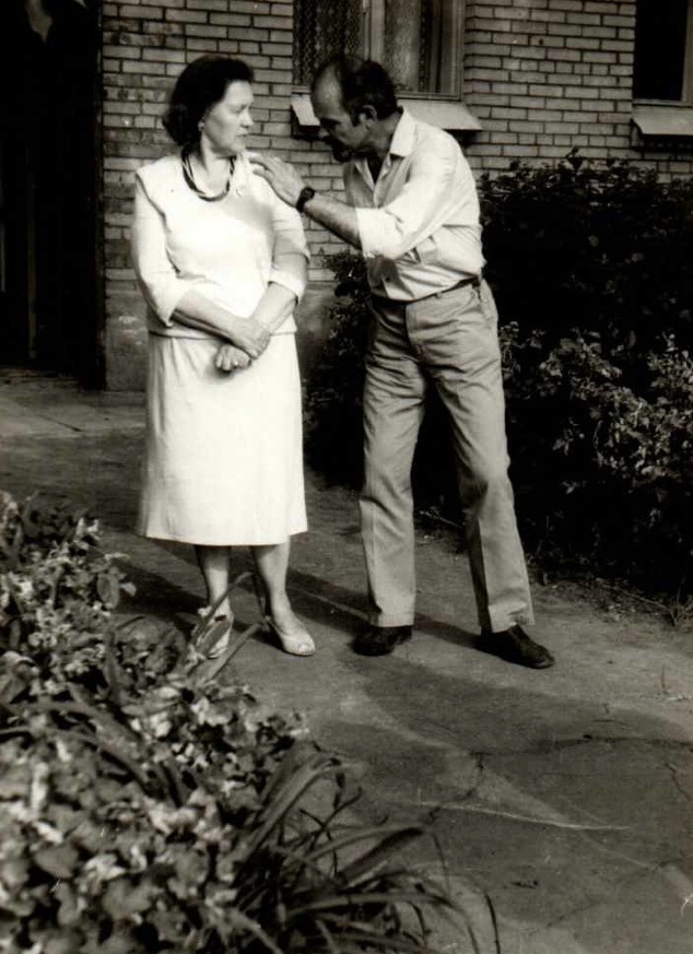 Раиса Александровна Бабий (Сергеева) с дедушкой Анатолием Арсентьевичем Бабий. Ленинград, июнь, 1992