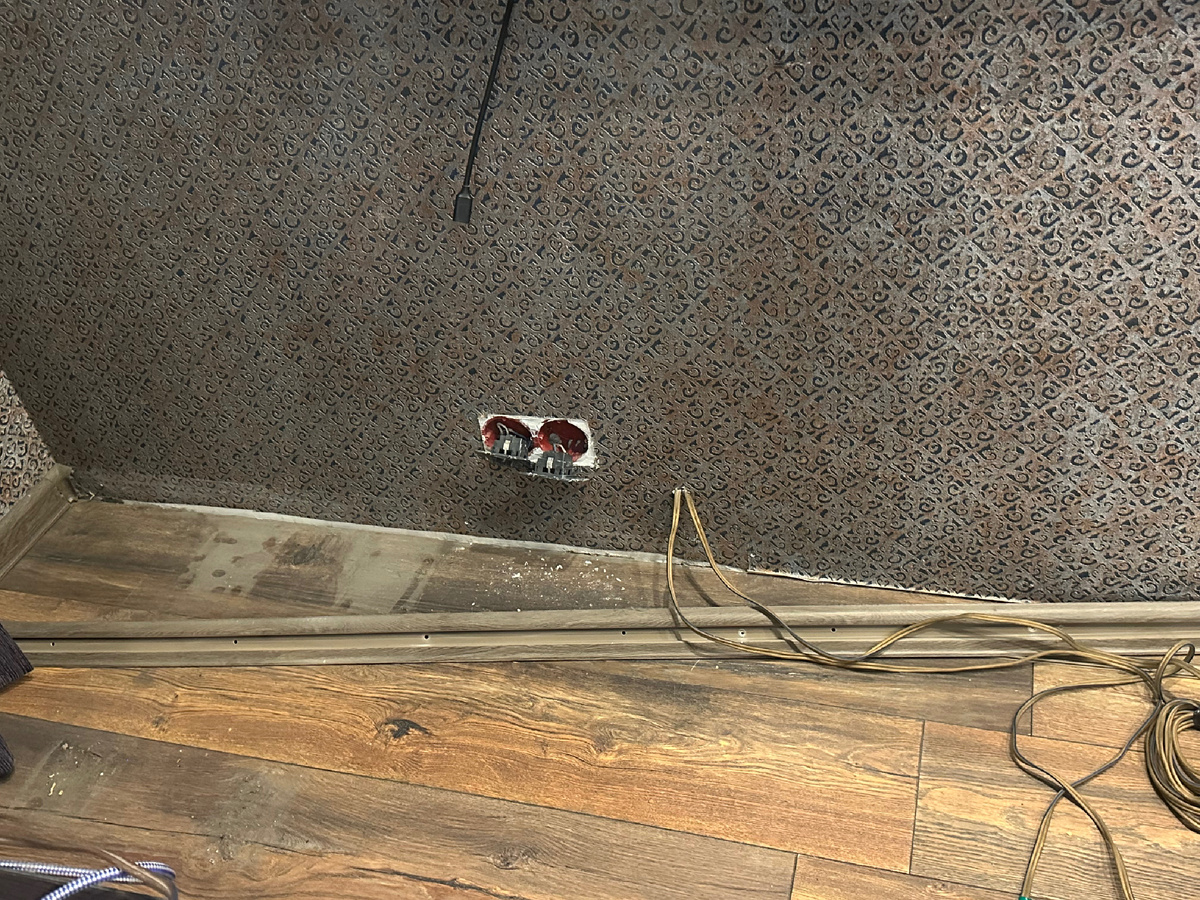 Заодно и пропылесосим там. Это труднодоступное место.