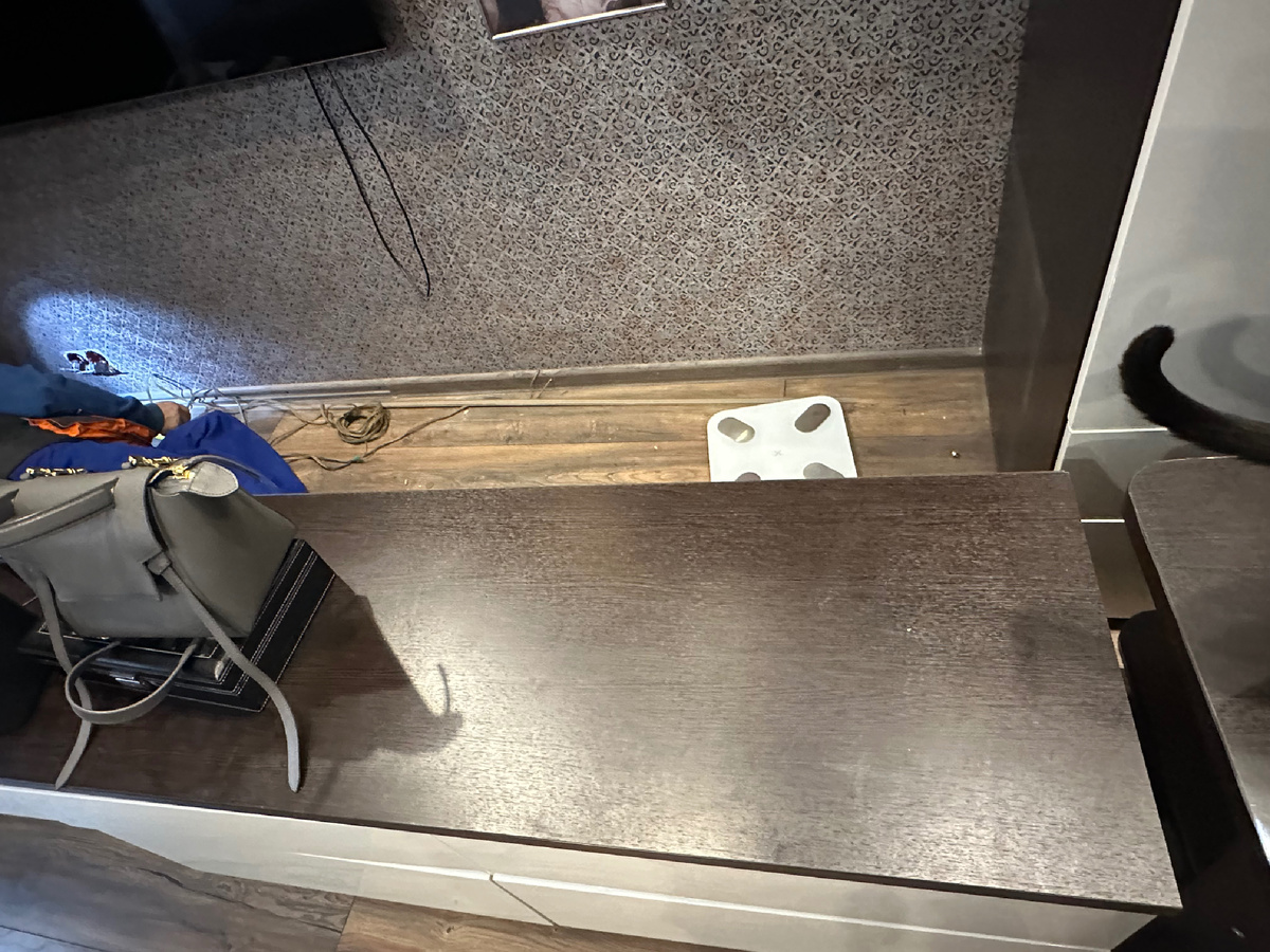 Отодвину полка от стены с телевизором