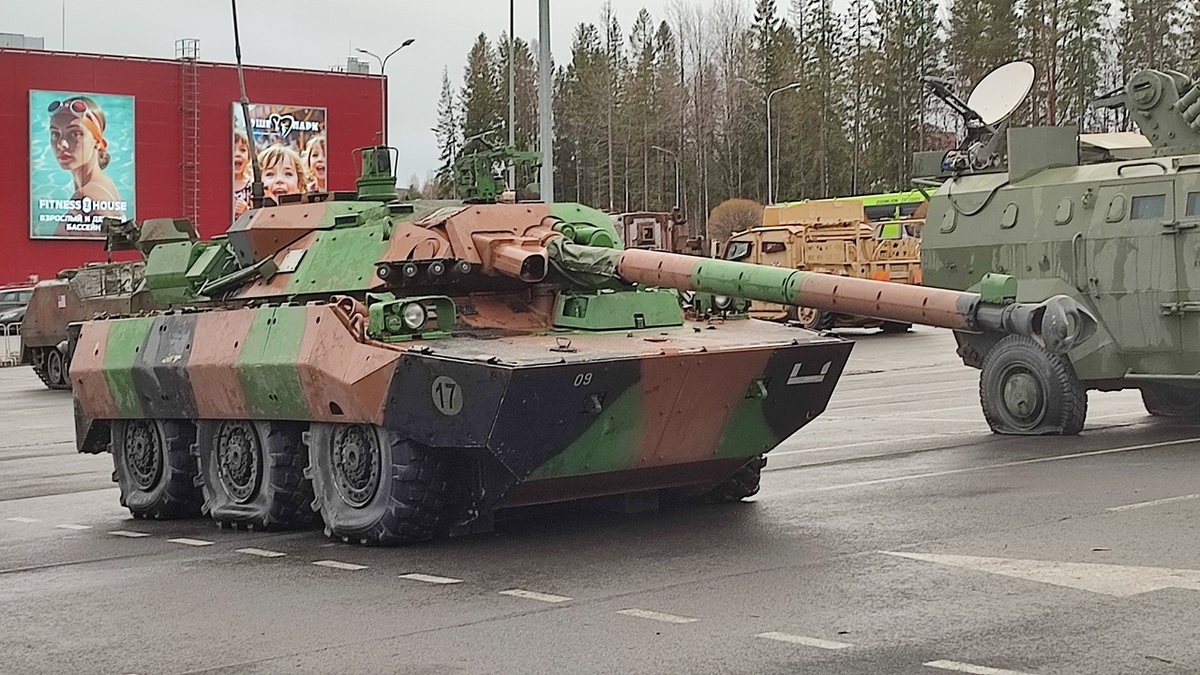    Выставку трофейной вражеской техники готовят к открытию в Петрозаводске. Фото: "Республика"/Даниил Рыжихин