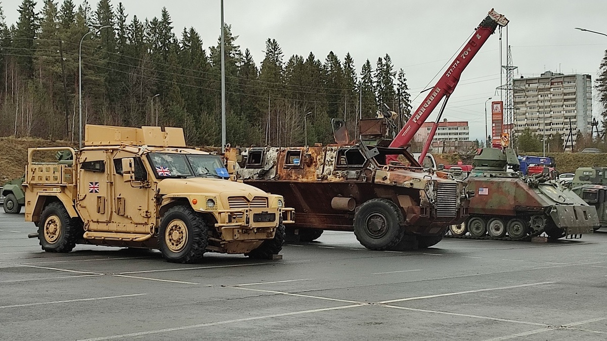    Выставку трофейной вражеской техники готовят к открытию в Петрозаводске. Фото: «Республика»/Даниил Рыжихин
