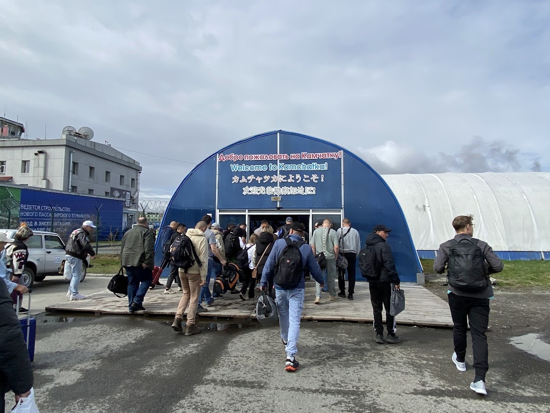 Первое здание, которое встречает в аэропорту путешественника