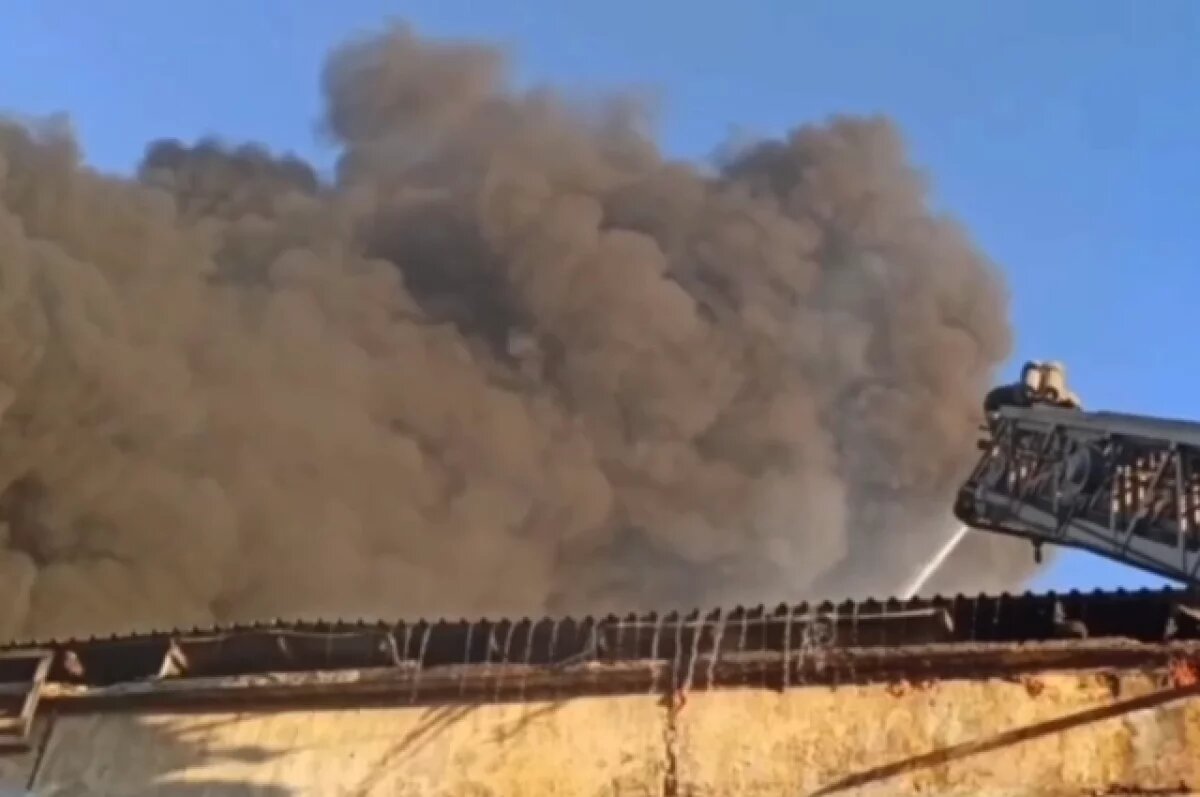    МЧС: кровля горящего цеха обрушилась в Екатеринбурге