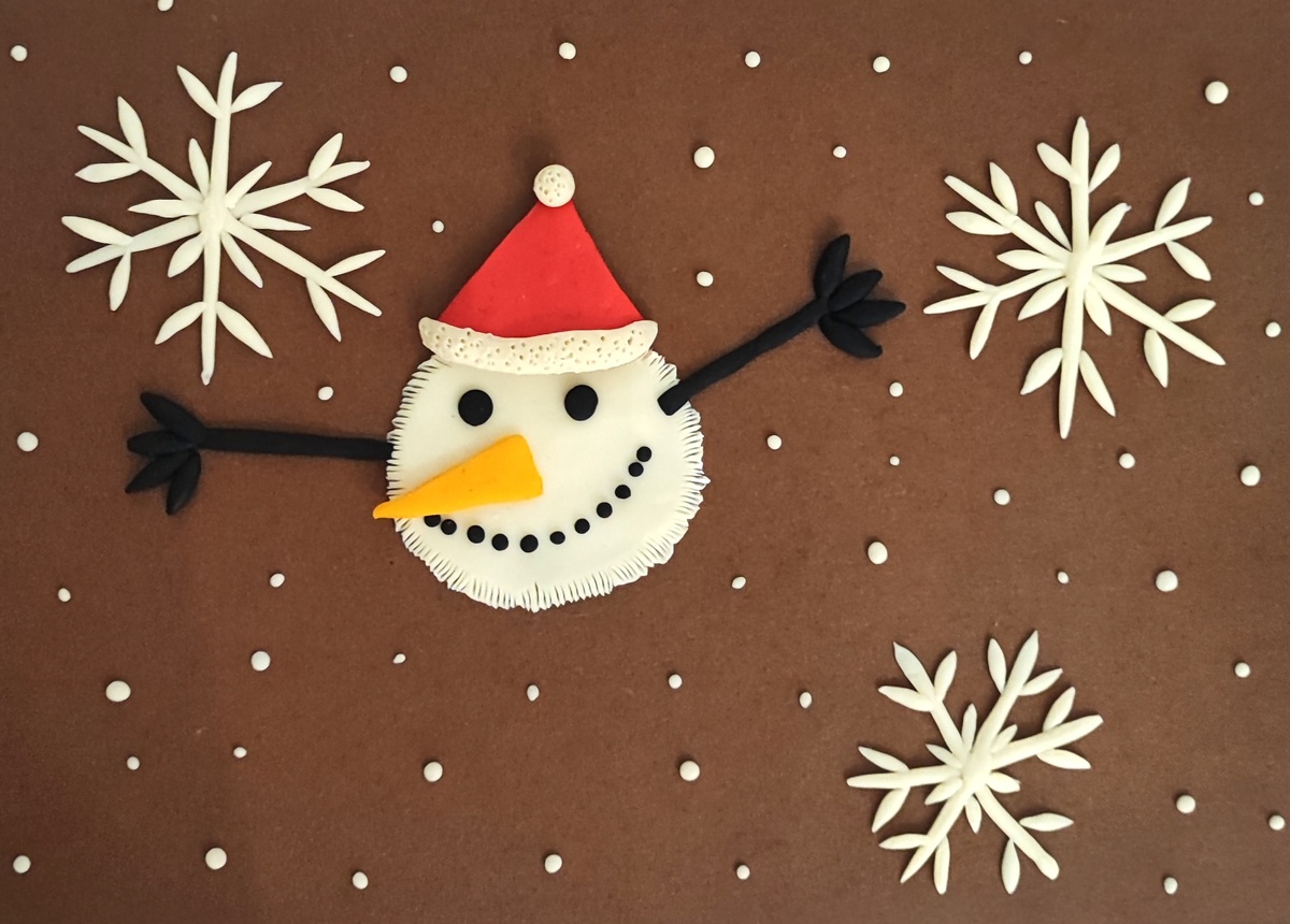 Готовый вариант аппликации из пластилина на цветном картоне Маленьких снеговик ⛄ на канале Лепим с Таней.