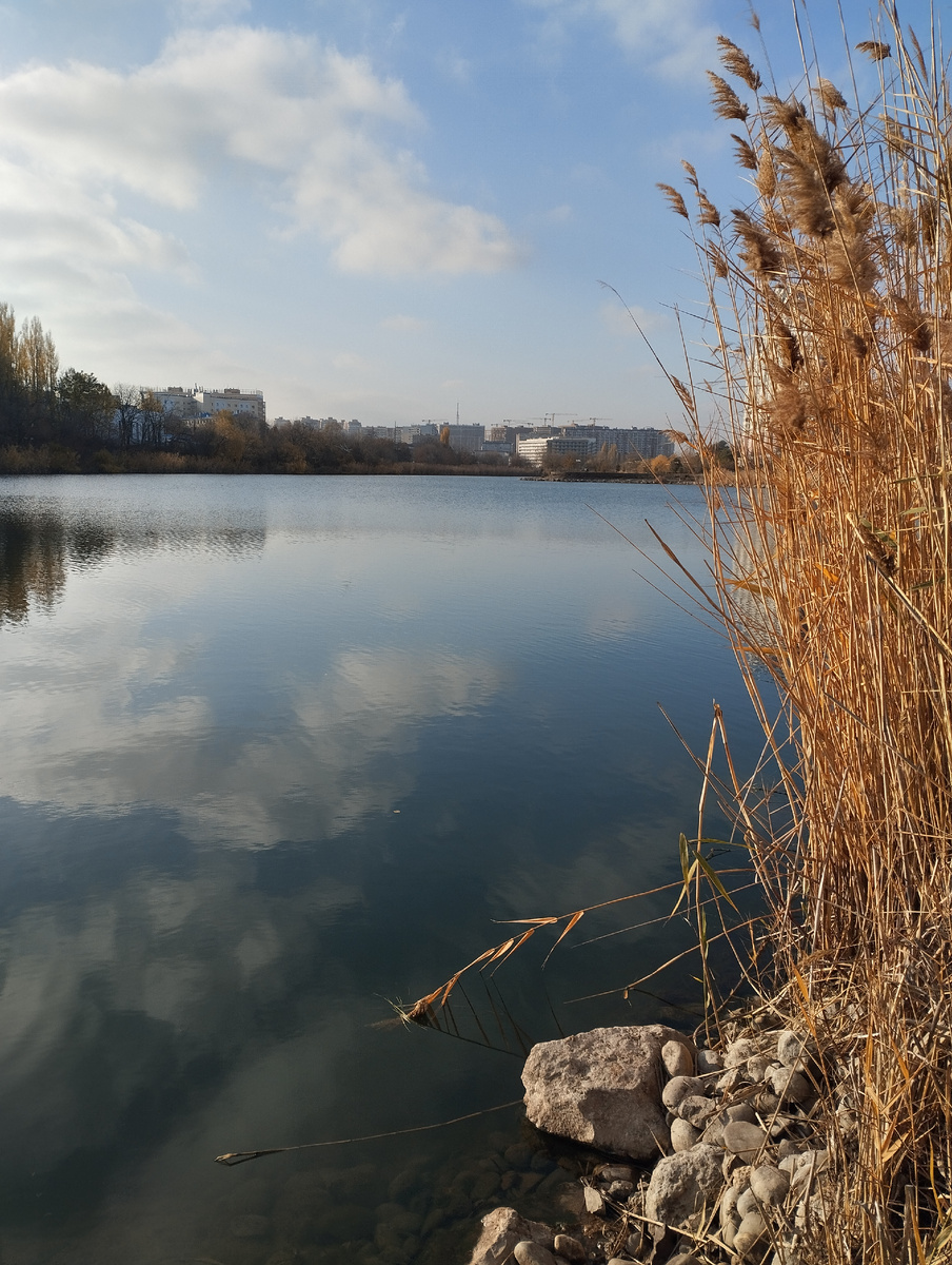 Фото 1. Вид на озеро с набережной со стороны Восточного рынка 