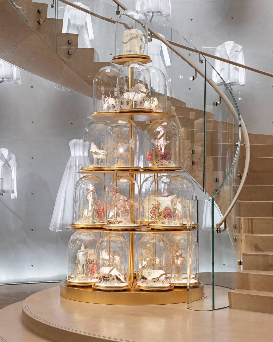 Dior украсил интерьер флагманского бутика на Авеню Монтень к праздникам