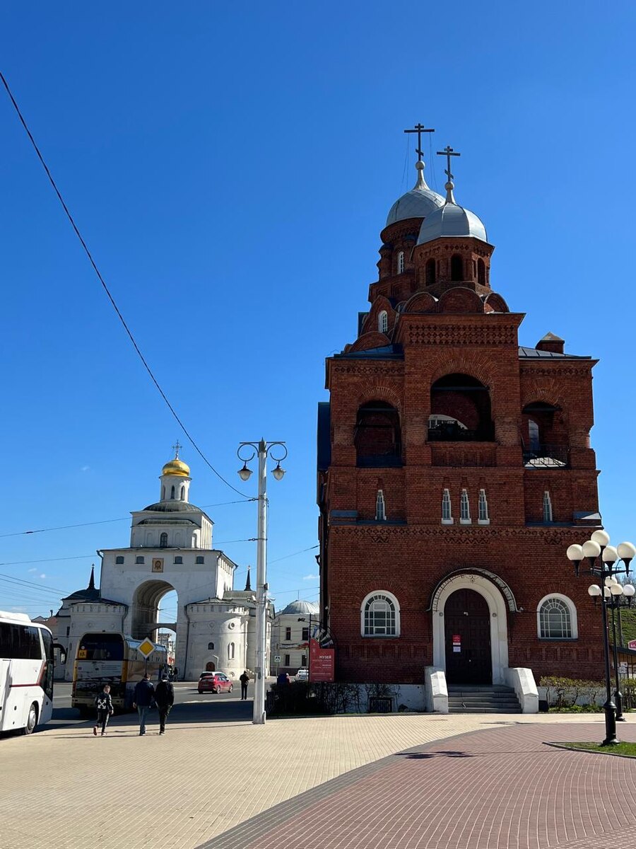 Но у меня есть фото от мая 2022 года. Сейчас, к сожалению, ворота затянуты зеленой тканью.