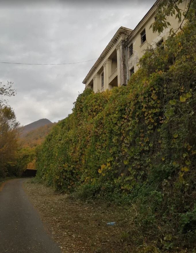 Лечебный корпус санатория "Маяк" в 2024 году.