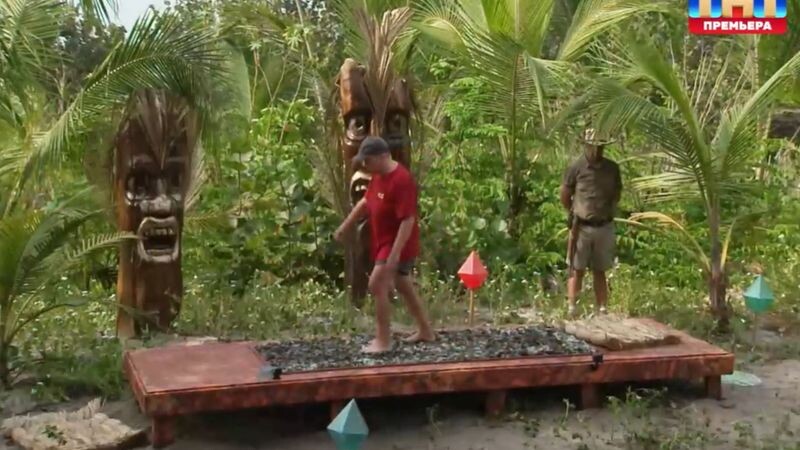    Участникам надо было пройти по битому стеклу. Фото: ТНТ