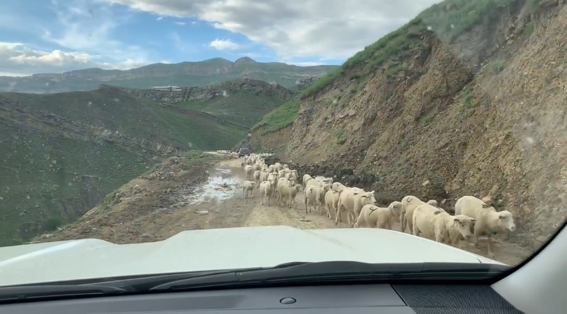 А слева пропасть 