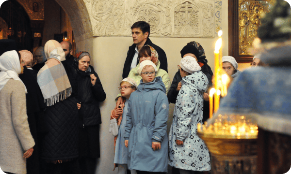 Девочки из нашего детского дома на службе в храме Обители