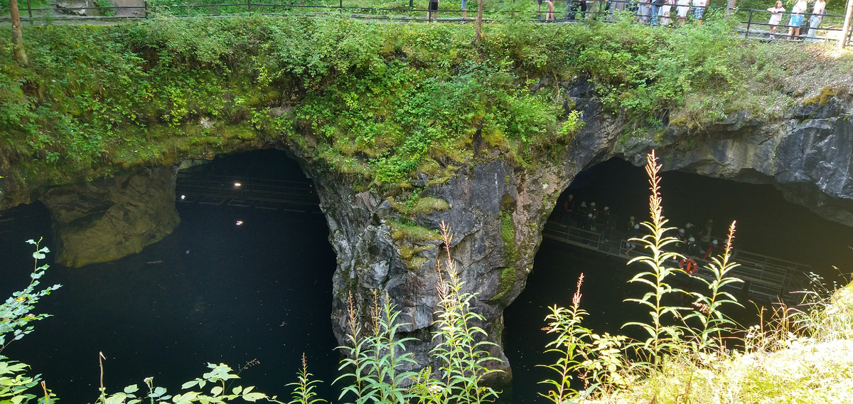 Пещеры в парке