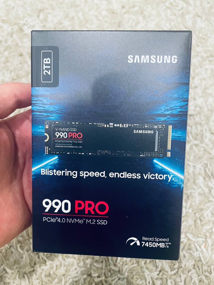 Скорость нереальная, 300-400 мб в секунду, теперь фильмы 4к быстро переношу на флешку