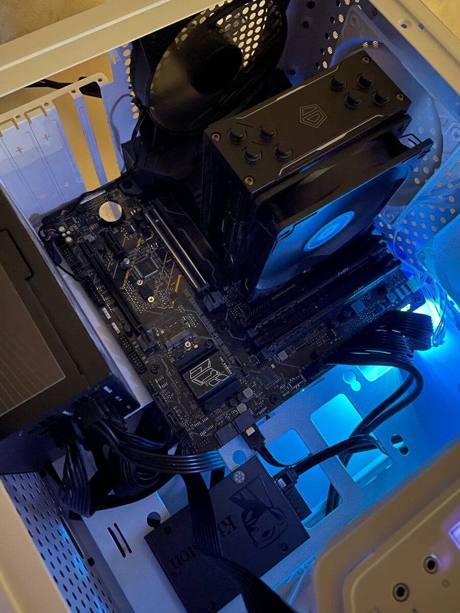 Пришлось снять видеокарту, чтобы поставить, промучался 15 минут