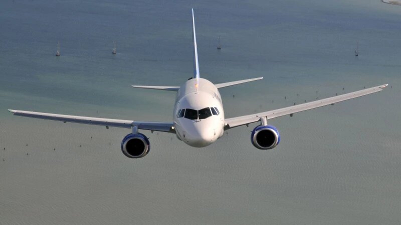     Самолет. Суперджет. kuhnmi(flickr.com), CC BY-SA 2.0, part from origina.