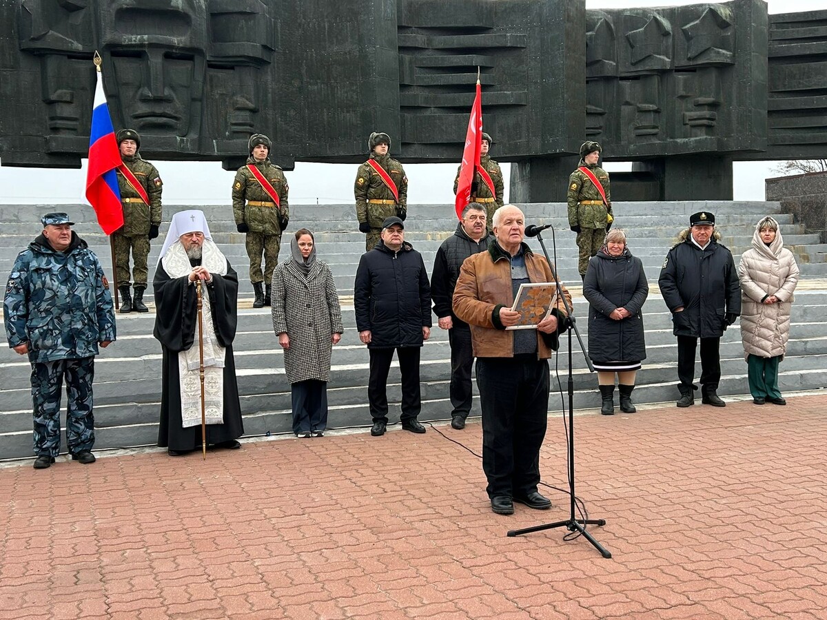 Внук Сергея Чугункова у мемориала «В честь Героев Курской битвы» на церемонии перезахоронения