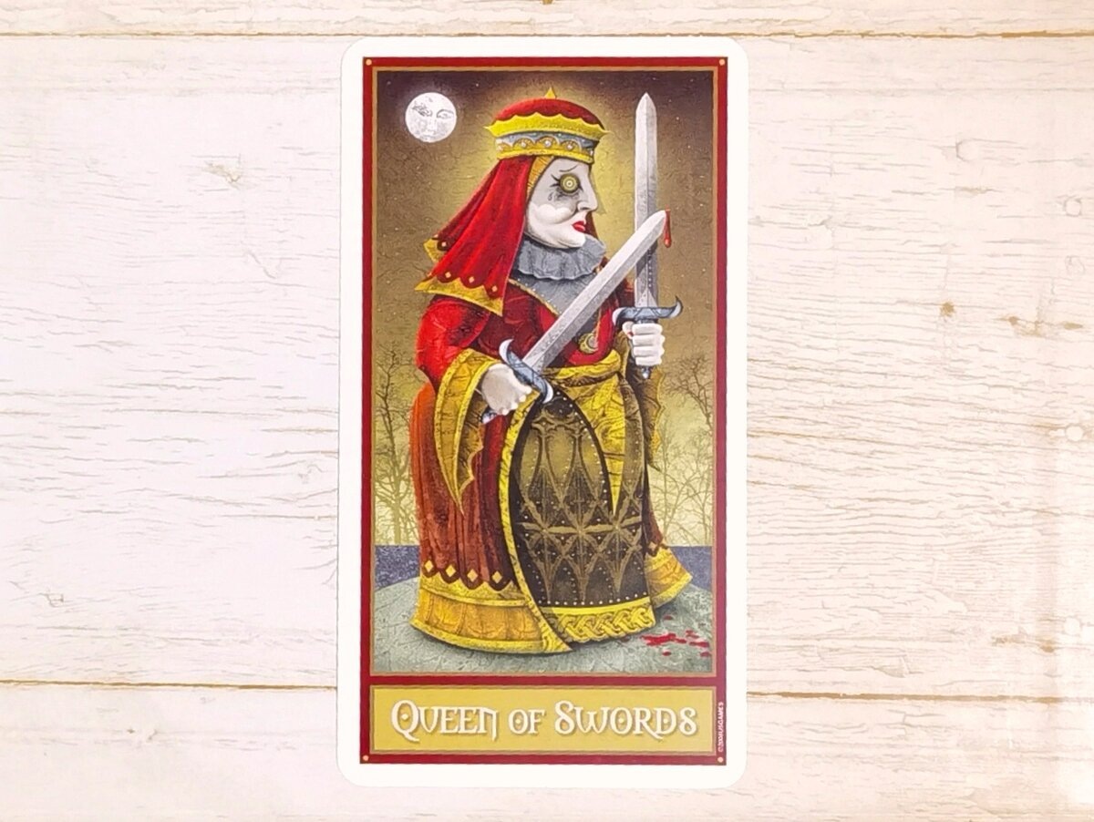 Аркан "Королева Мечей". "Таро Безумной Луны".