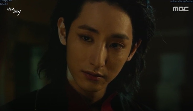 Гви, который предпочитает шастать в роскошных халатах, ибо лет ему столько, что все старцы для него пацаны и обхождения не заслуживают