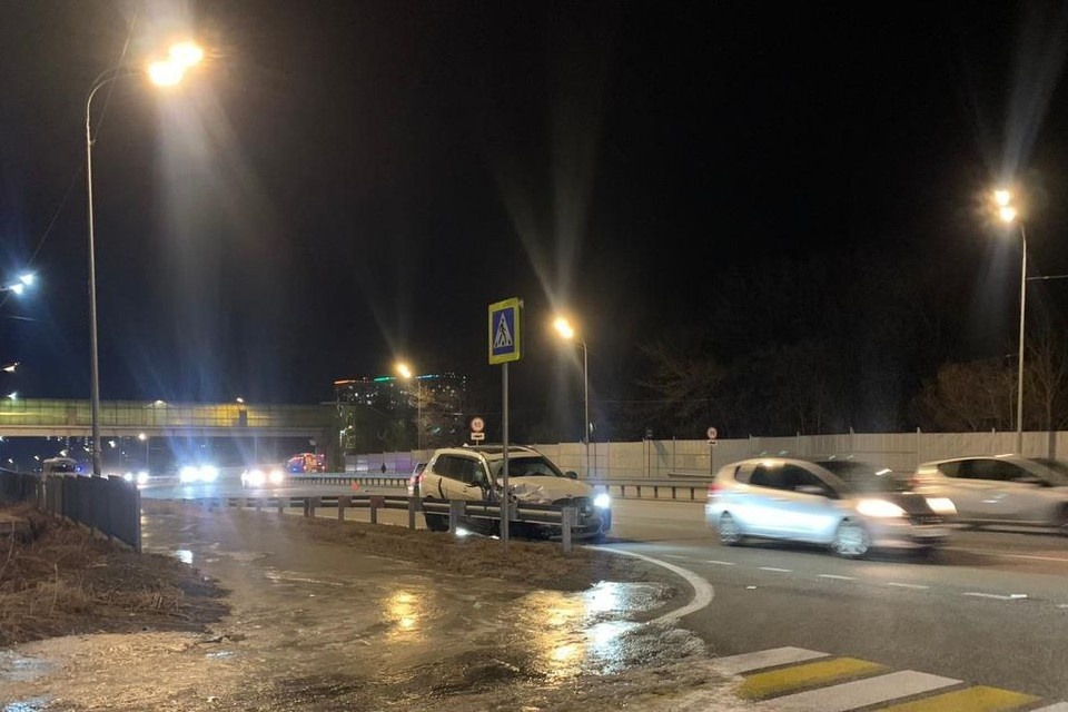    У джипа отлетело колесо, он врезался в леера. dpskontrol_125rus