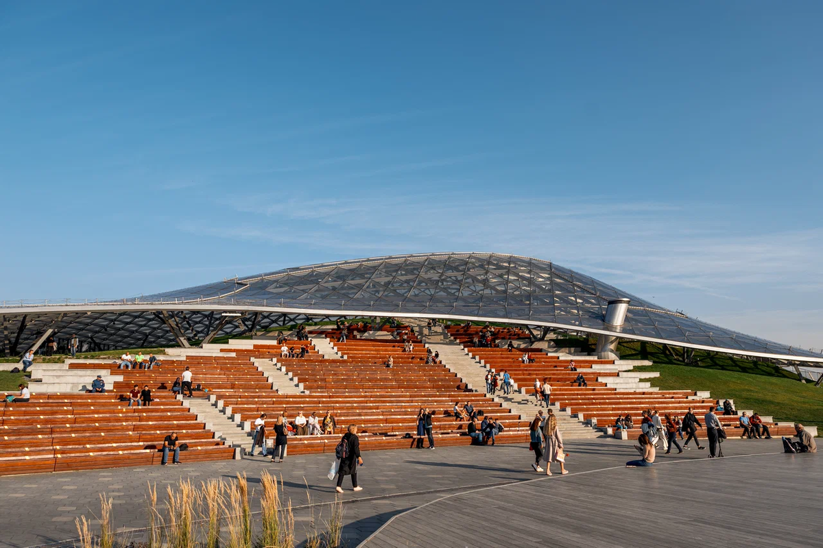 «Стеклянная кора» напоминает гигантский прозрачный панцирь. Фото: Парк «Зарядье» / Яндекс Карты