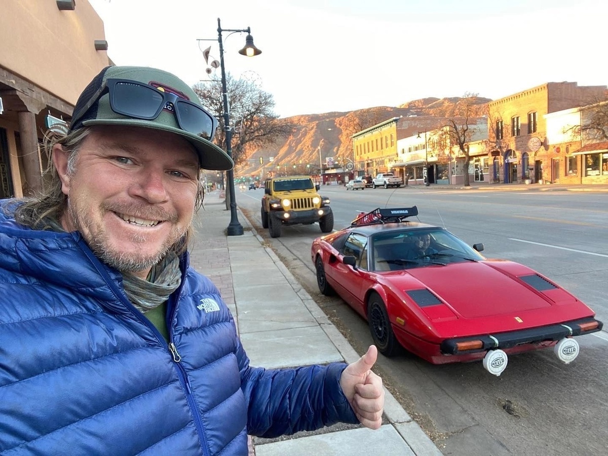 Американец Ferrari 308 GTB с минимумом доработок исколесил всю Америку, Канаду и побывал даже на Аляске.  Установлен дополнительный свет, на задней его части виден каркас из металла, играющий роль вспомогательного отсека. Также мастер заменил штатные колеса, установив вместо них раллийные диски и резину марки Pirelli с высоким профилем.