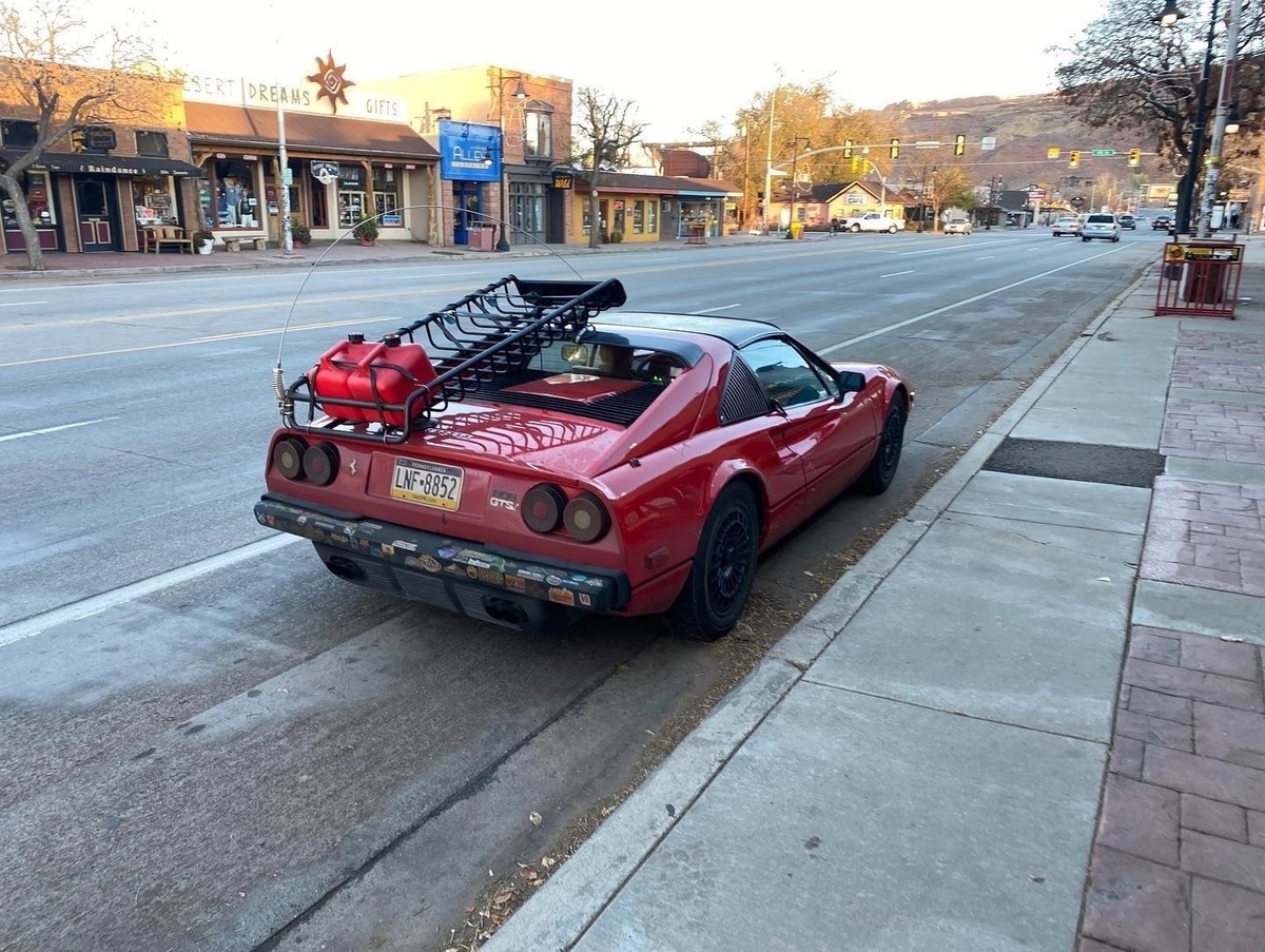 Оригинальный Ferrari 308 GTB сходил с конвейерной линии с агрегатом V8 емкостью 2,9 литра и пятиступенчатой «механикой».