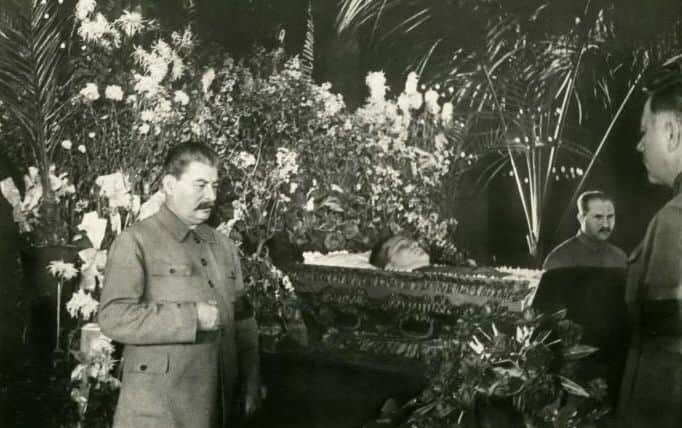 Сталин и члены Политбюро у гроба Кирова, декабрь 1934 года. Фото из открытых источников. 