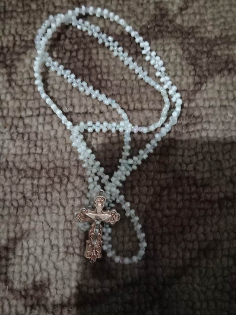 Цепочка из белого и прозрачного бисера и крестик .