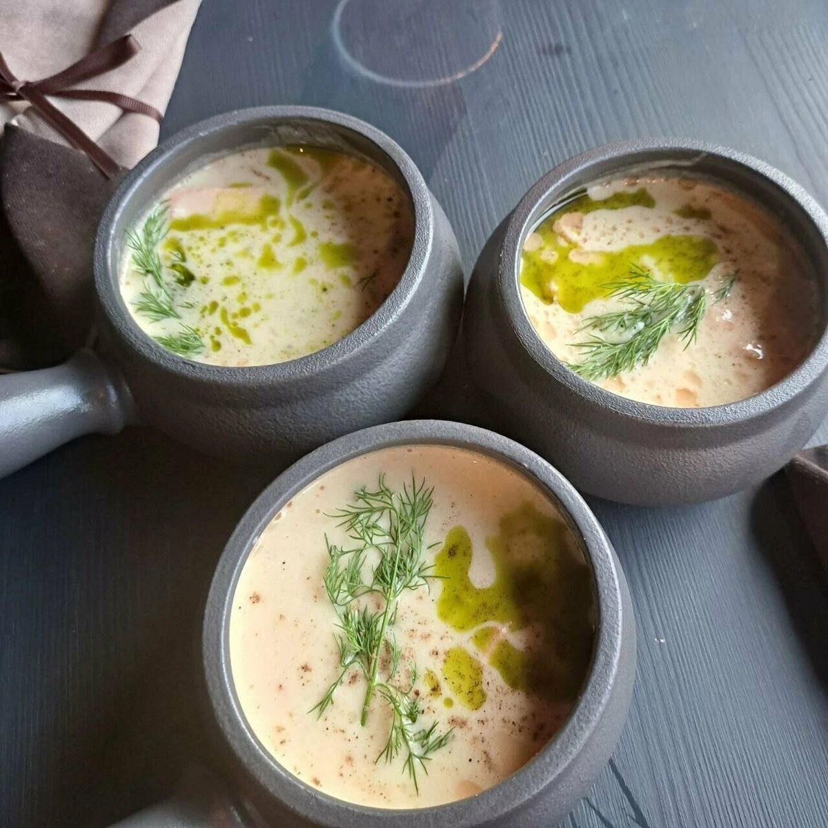 Карельскую уху в северной части региона традиционно готовили с мукой, это придавало густоты бульону. Сейчас чаще добавляют сливки. Фото: Любовь Пушкова / Яндекс Карты