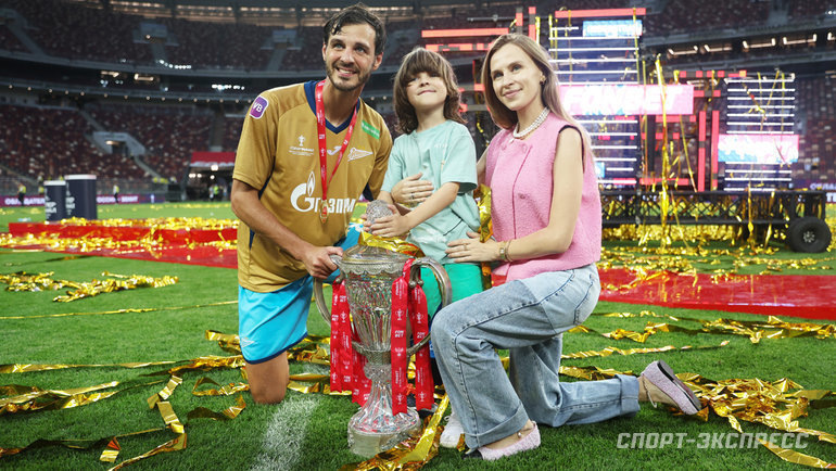    Александр и Вероника Ерохины с сыном.Дарья Исаева