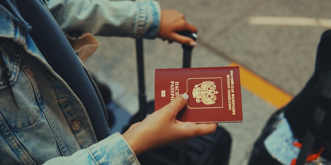 Ошибки в загранпаспорте: какие бывают, как их проверить и обезопасить себя от невыезда?