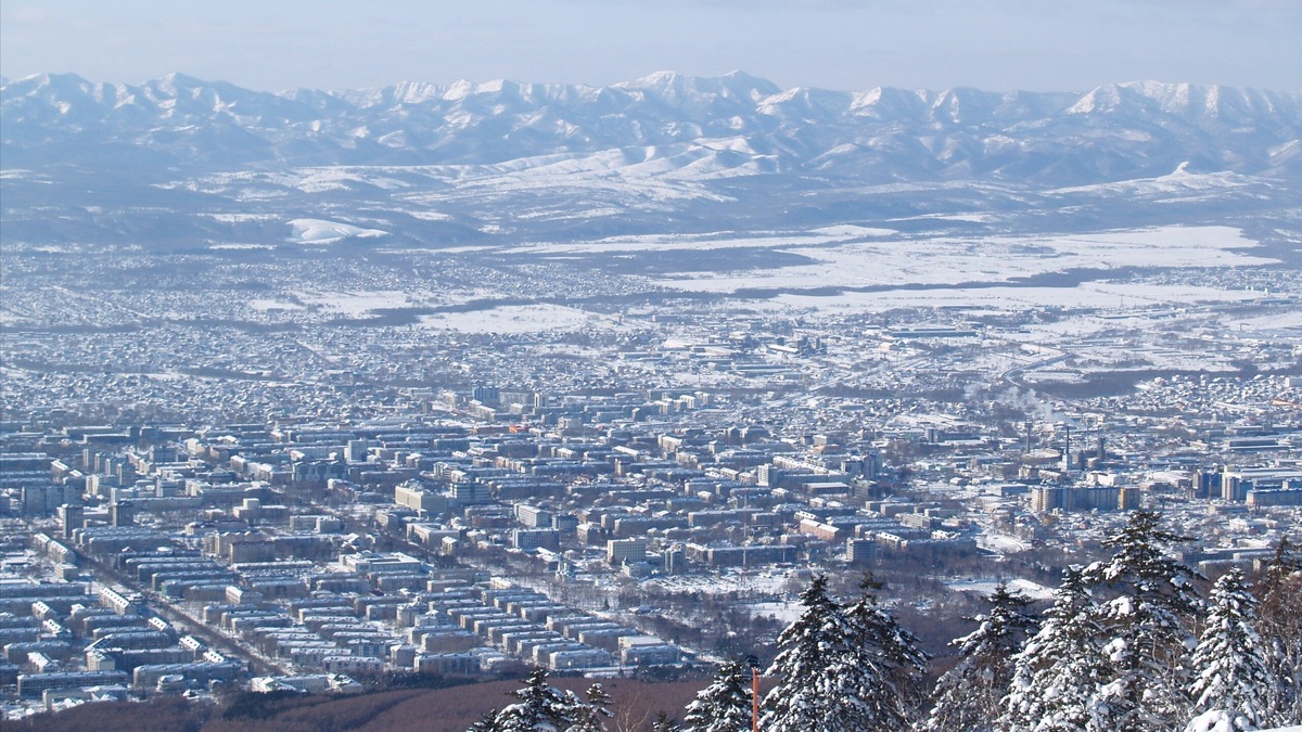 Горнолыжка Южно-Сахалинска дарит особенный опыт. Аккуратно вписывающийся в горный пейзаж крупный город, чистый воздух, вершины на горизонте — все детали гармонично сочетаются между собой. Фото: Ирина П. / Яндекс Карты