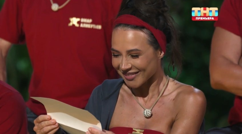 Лерчек читает письмо от мужа. Фото: кадр шоу «Звезды в джунглях»