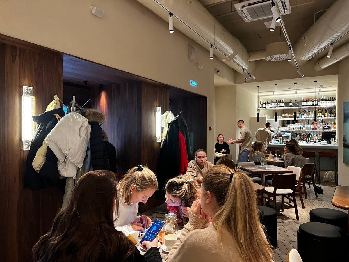 столики у входа