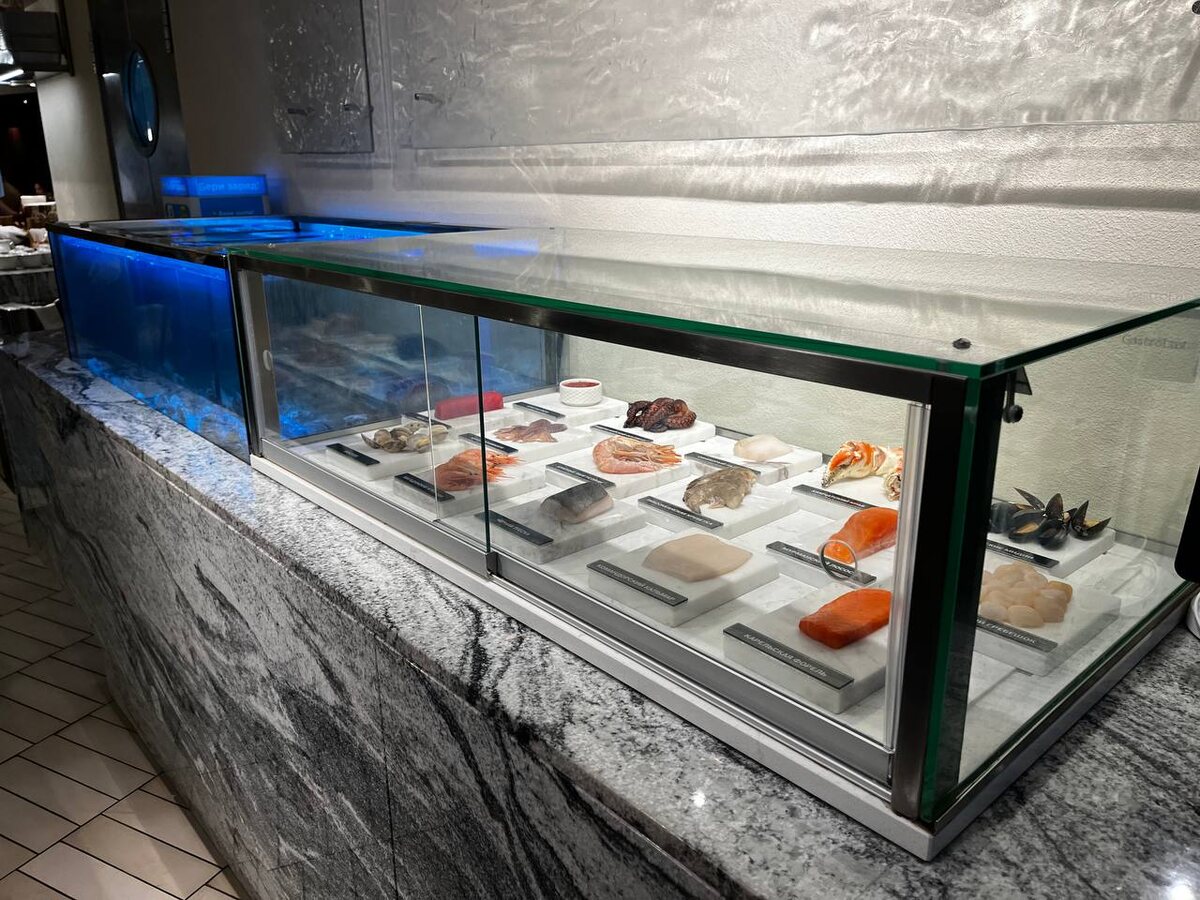 витрина с морепродуктами (я так понимаю, это муляжи)