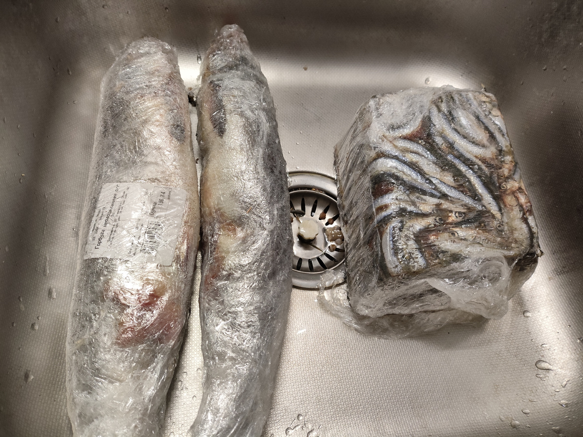 Некрупные горбуши и маленький брикет хамсы