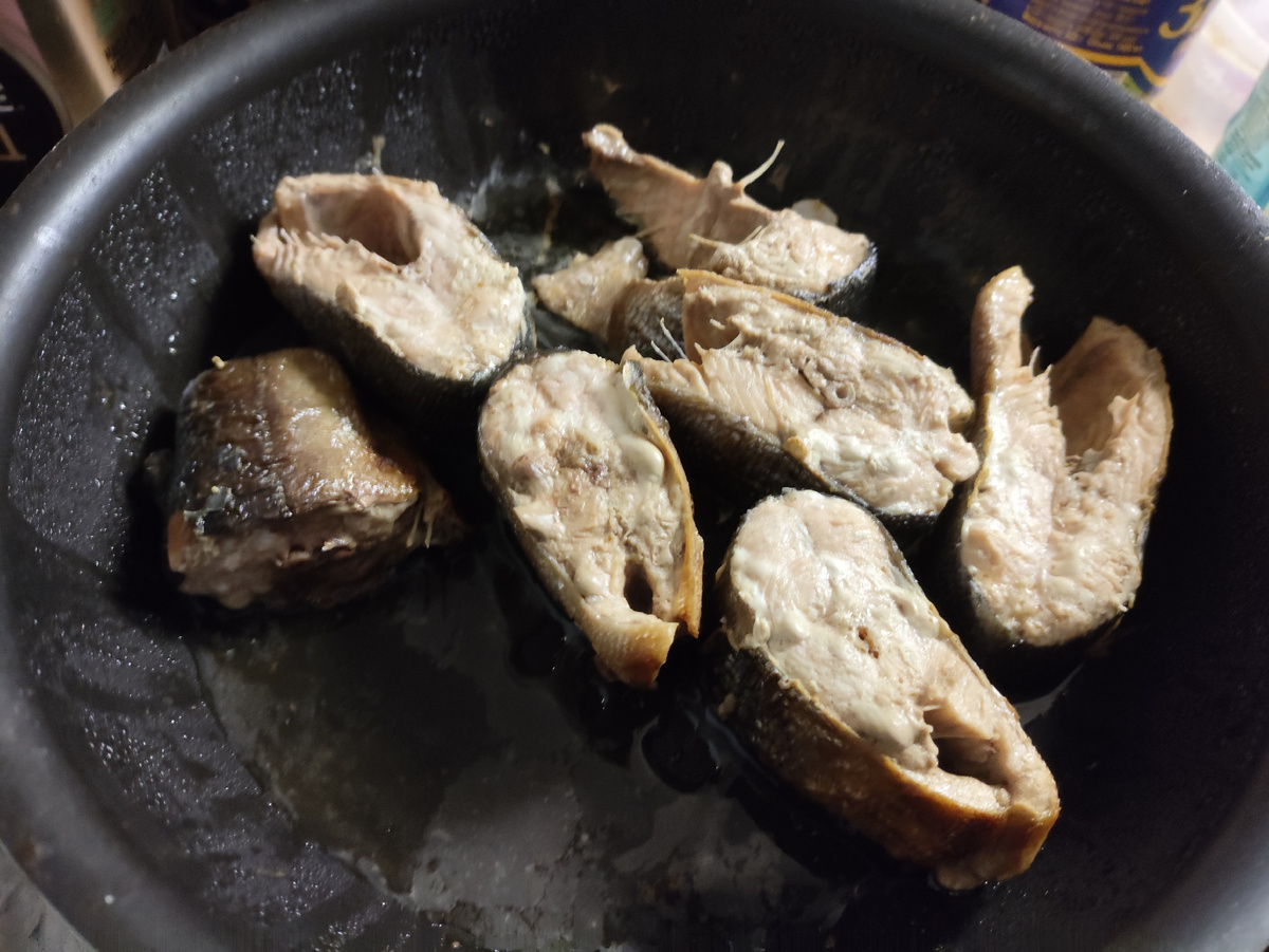 Да, рыбка-то не первой свежести, побелела при жарке