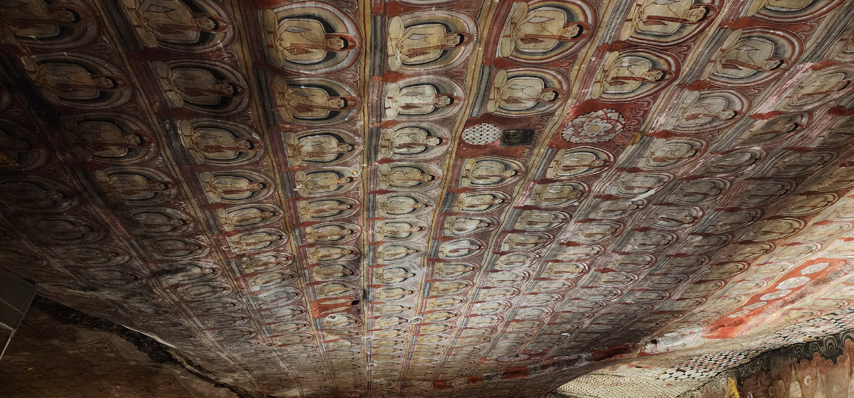 Своды храма также украшены изображениями будды.